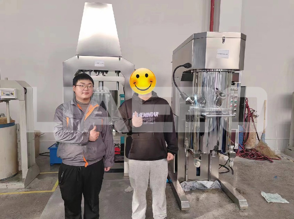 浙江某新材料公司100L双行星搅拌机加压料机调试成功